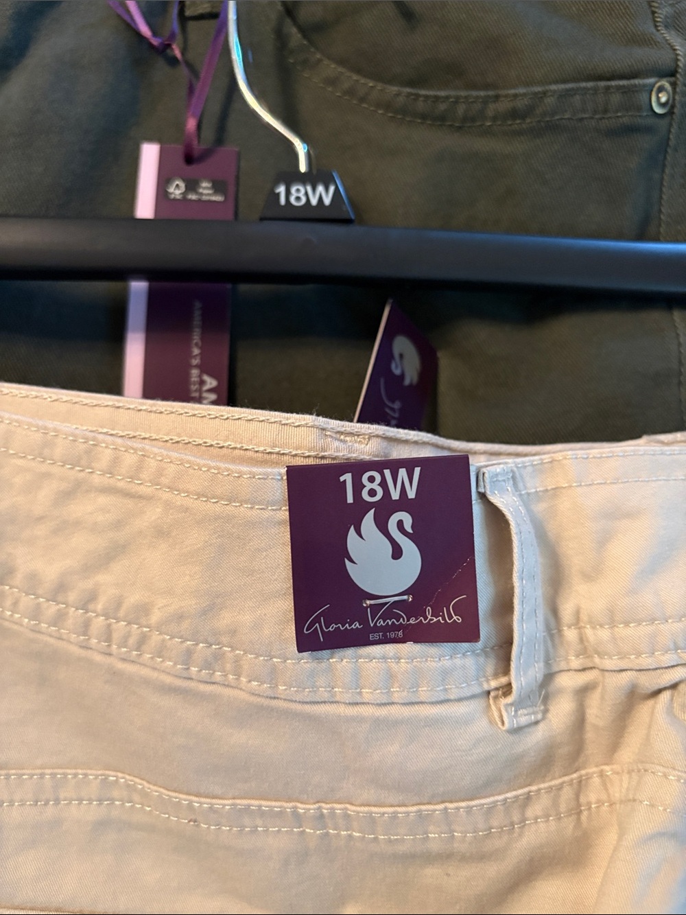 NWT Gloria Vanderbilt Women’s Khaki Casual Stretch capris 18W - Picture 2 of 2